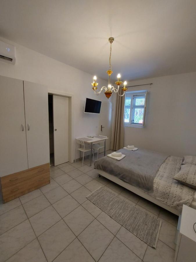 Studio Apartments Ana & Mia Вис Экстерьер фото