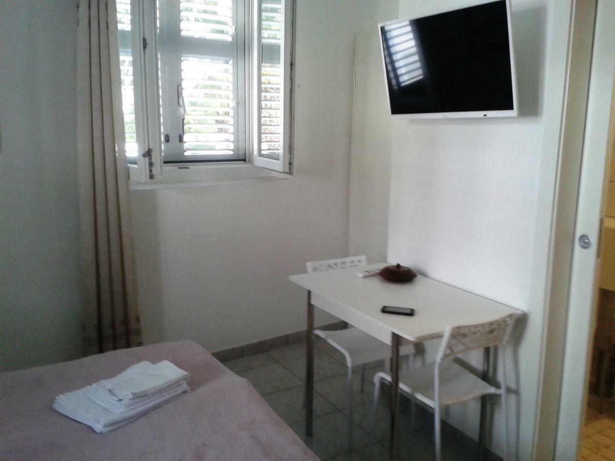 Studio Apartments Ana & Mia Вис Экстерьер фото